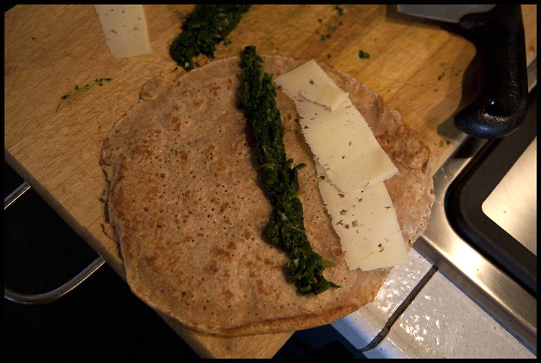 A strip of spinach in the centre, two slices of cheese at one border. Roll from the left to the right so later the melted cheese "glues" the roll.